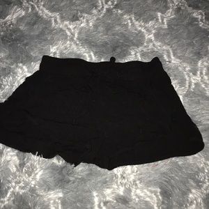 BLACK FLORAL RAYON FLOWY SHORTS